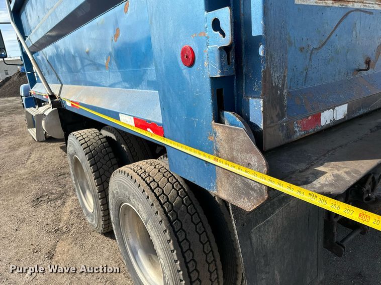 image for item NU9467 2005 Freightliner  Century Class S/T dump truck