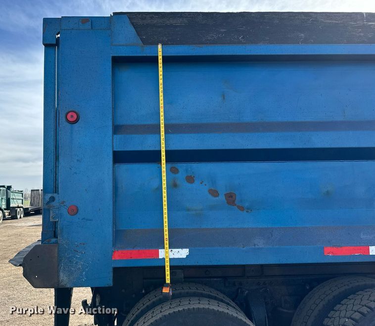 image for item NU9467 2005 Freightliner  Century Class S/T dump truck