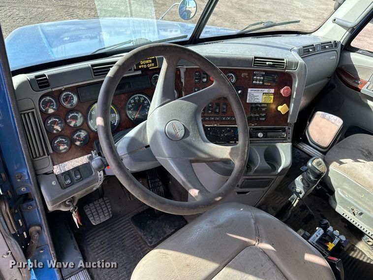 image for item NU9467 2005 Freightliner  Century Class S/T dump truck