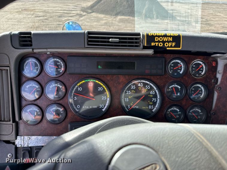 image for item NU9467 2005 Freightliner  Century Class S/T dump truck