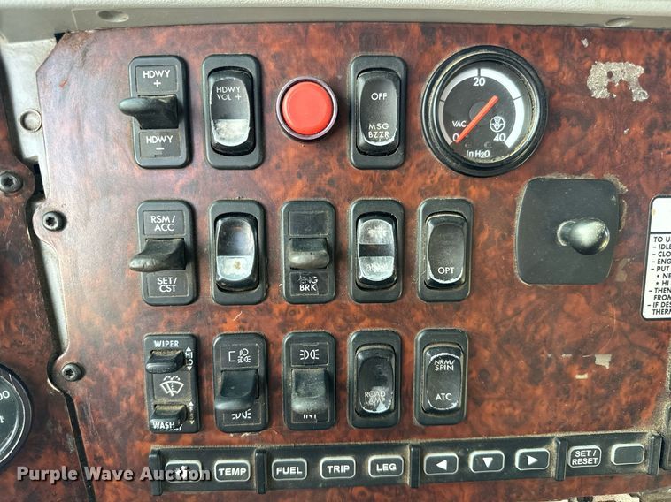 image for item NU9467 2005 Freightliner  Century Class S/T dump truck