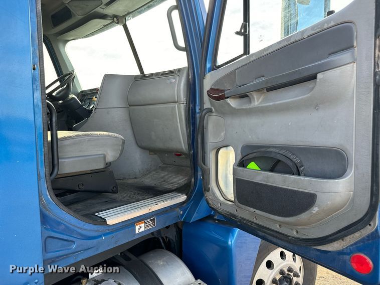 image for item NU9467 2005 Freightliner  Century Class S/T dump truck