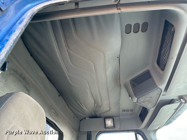 image for item NU9467 2005 Freightliner  Century Class S/T dump truck