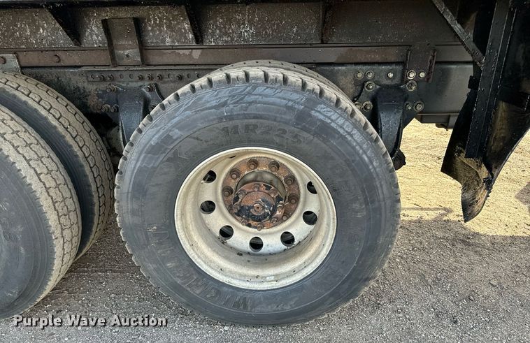 image for item NU9467 2005 Freightliner  Century Class S/T dump truck