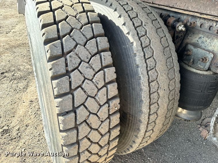 image for item NU9467 2005 Freightliner  Century Class S/T dump truck