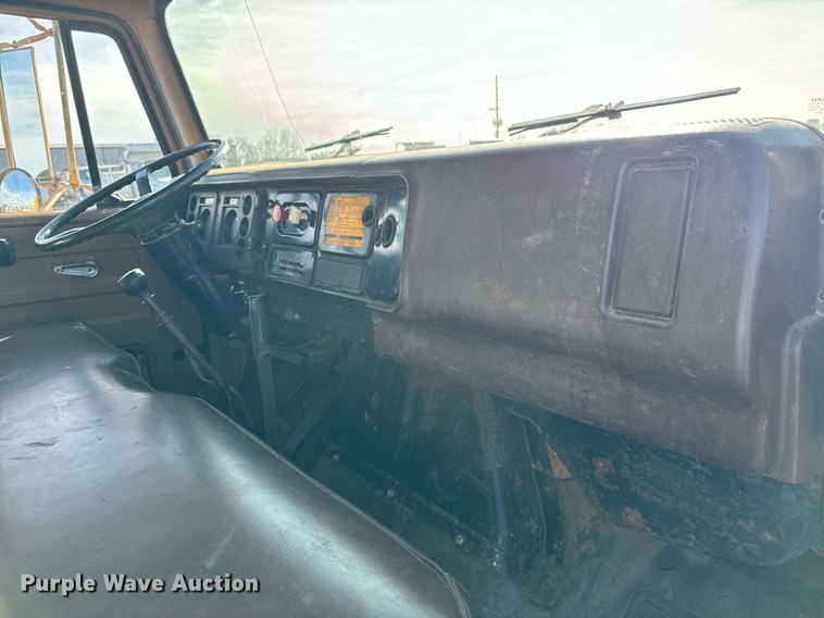 image for item NU9468 1986 International  S1700 dump truck