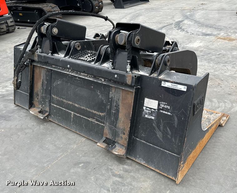 image for item NU9497 2013 Caterpillar  skid steer grapple bucket