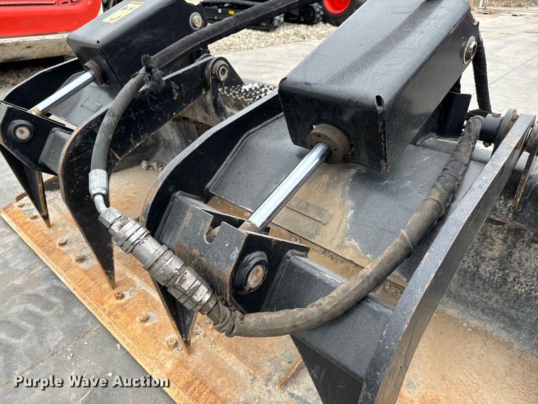 image for item NU9497 2013 Caterpillar  skid steer grapple bucket