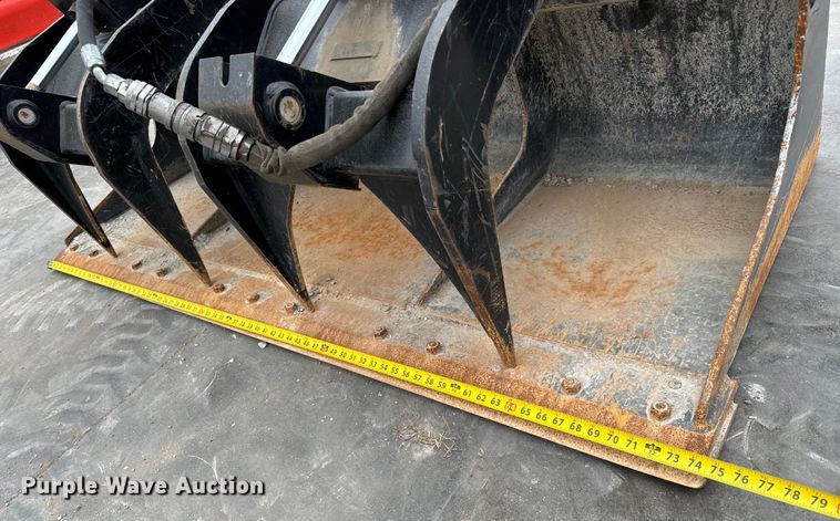 image for item NU9497 2013 Caterpillar  skid steer grapple bucket