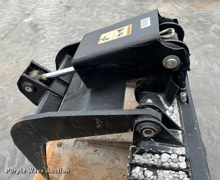 image for item NU9497 2013 Caterpillar  skid steer grapple bucket
