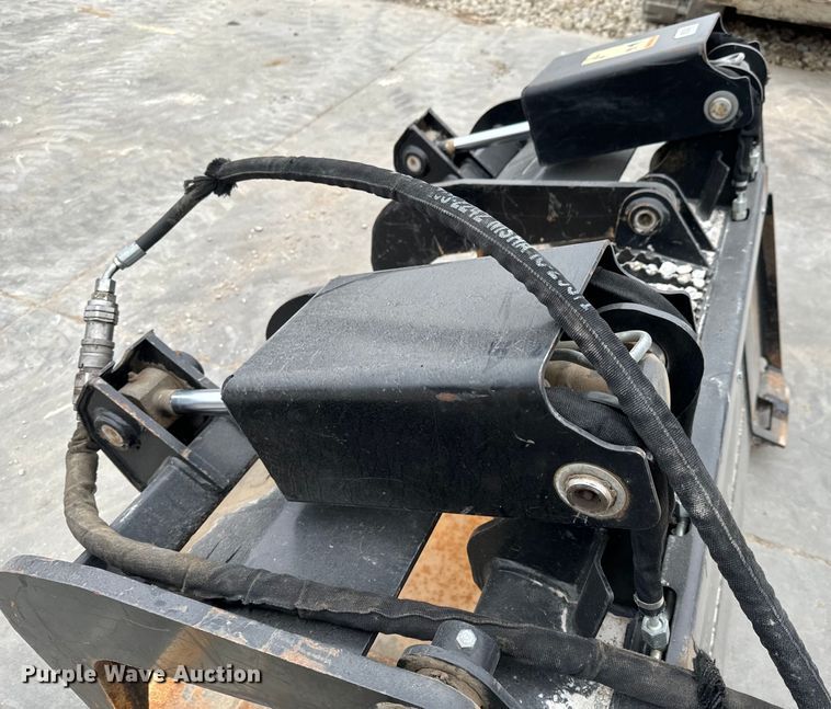 image for item NU9497 2013 Caterpillar  skid steer grapple bucket