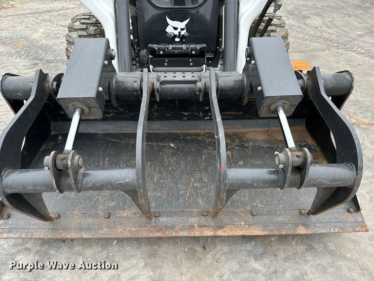 image for item NU9504 2022 Bobcat  Grpl 74 Indl Bkt skid steer grapple bucket