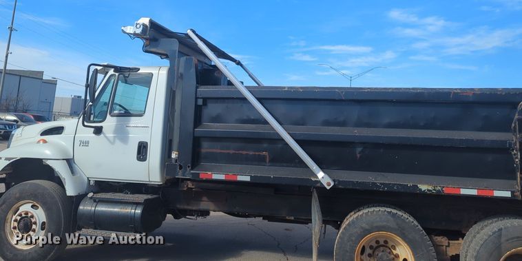 image for item NZ9352 2006 International 7400 dump truck