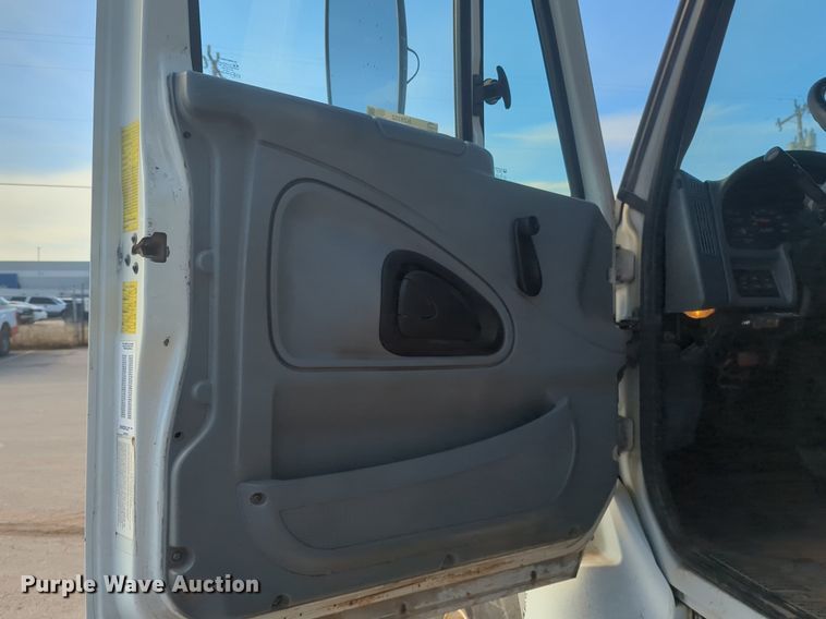 image for item NZ9352 2006 International 7400 dump truck