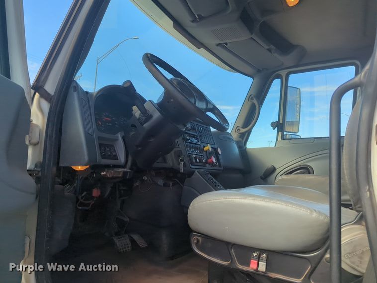 image for item NZ9352 2006 International 7400 dump truck