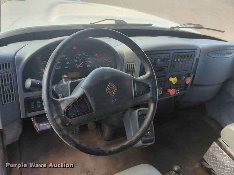 image for item NZ9352 2006 International 7400 dump truck