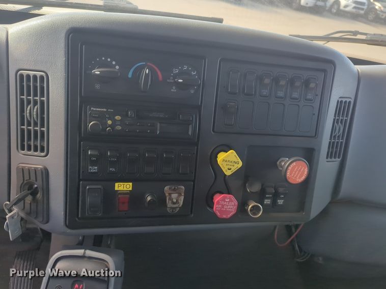 image for item NZ9352 2006 International 7400 dump truck