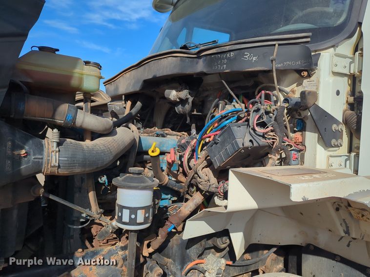 image for item NZ9352 2006 International 7400 dump truck