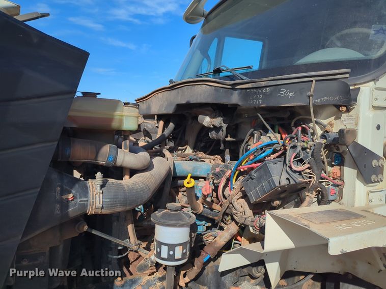 image for item NZ9352 2006 International 7400 dump truck