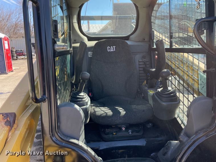 image for item OG9794 2015 Caterpillar  262D skid steer loader