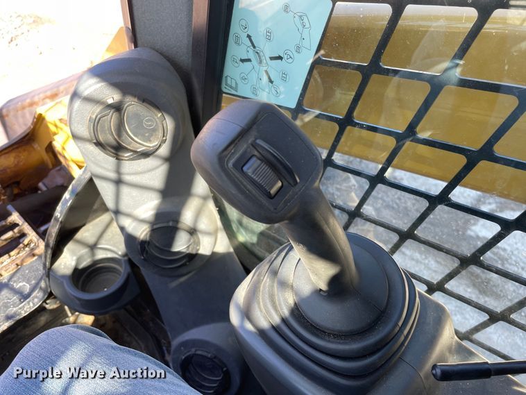 image for item OG9794 2015 Caterpillar  262D skid steer loader