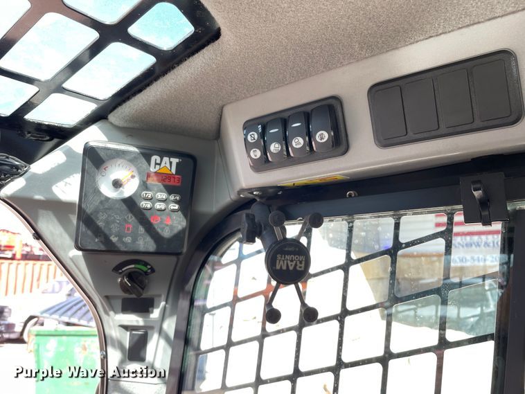 image for item OG9794 2015 Caterpillar  262D skid steer loader