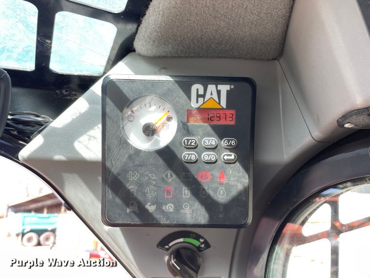 image for item OG9794 2015 Caterpillar  262D skid steer loader