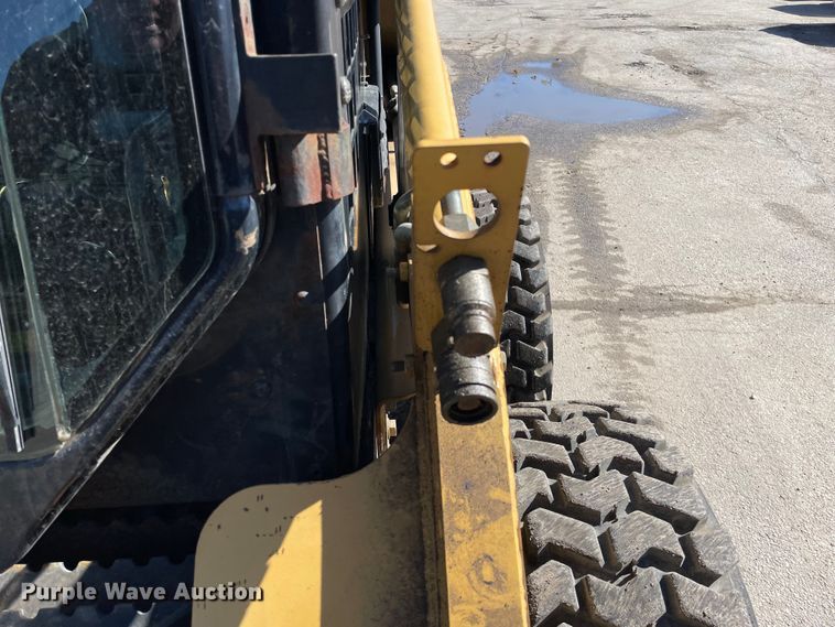 image for item OG9795 2005 Caterpillar  216B skid steer loader