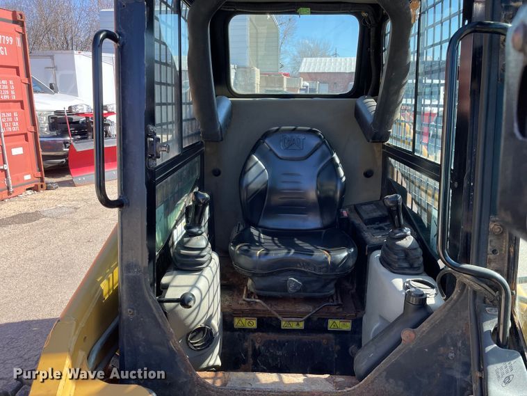 image for item OG9795 2005 Caterpillar  216B skid steer loader