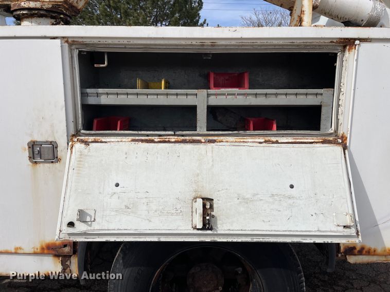 image for item OG9813 2000 International 4700 bucket truck