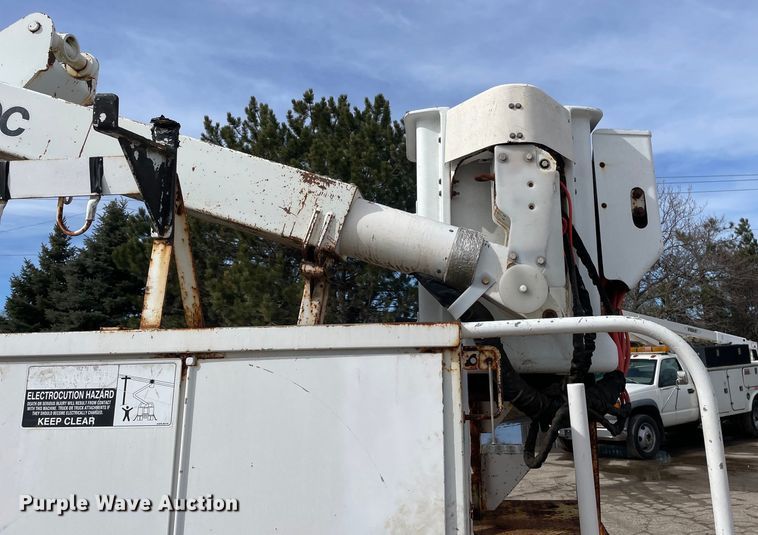 image for item OG9813 2000 International 4700 bucket truck