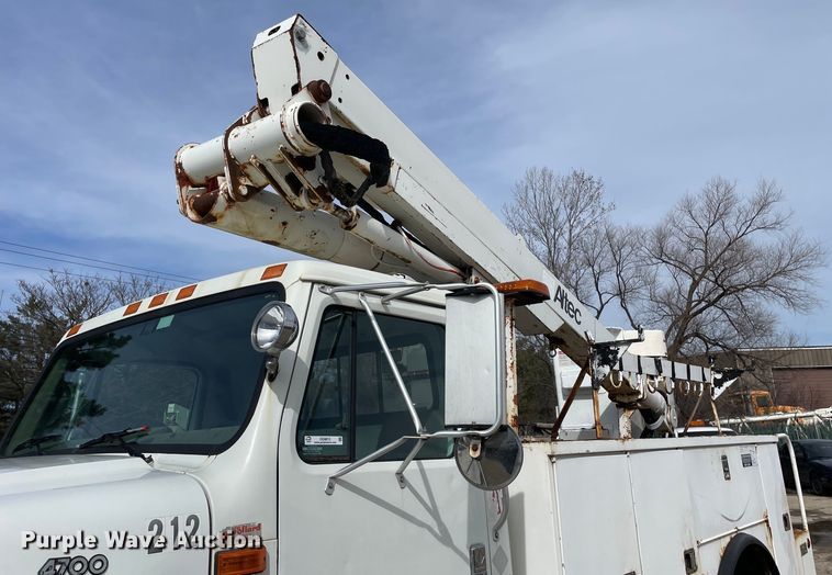 image for item OG9813 2000 International 4700 bucket truck
