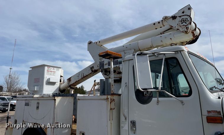 image for item OG9813 2000 International 4700 bucket truck