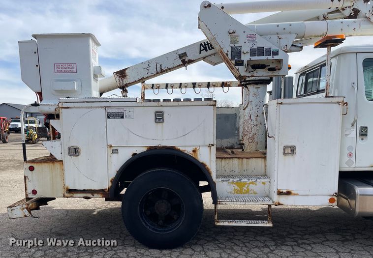 image for item OG9813 2000 International 4700 bucket truck