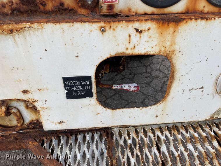 image for item OG9813 2000 International 4700 bucket truck