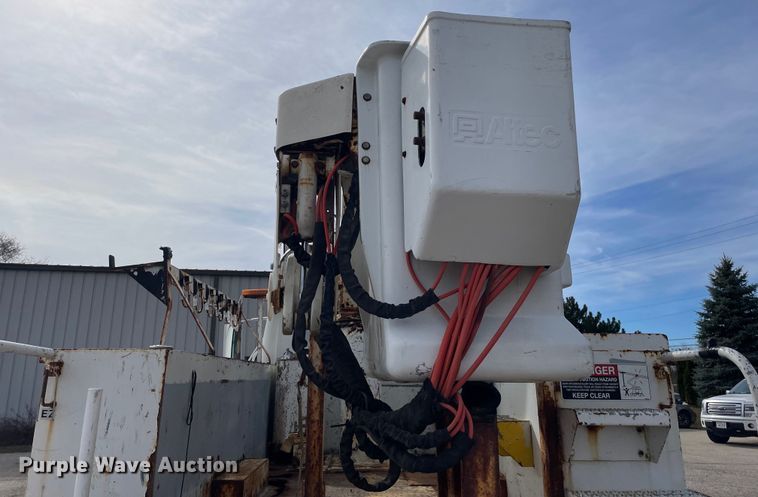 image for item OG9813 2000 International 4700 bucket truck