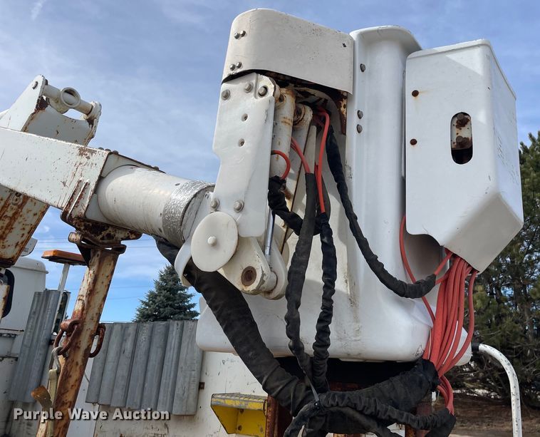 image for item OG9813 2000 International 4700 bucket truck