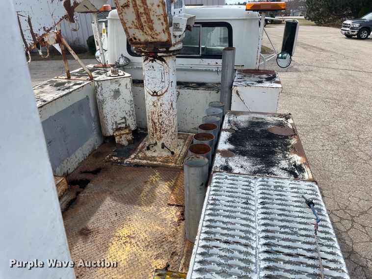 image for item OG9813 2000 International 4700 bucket truck