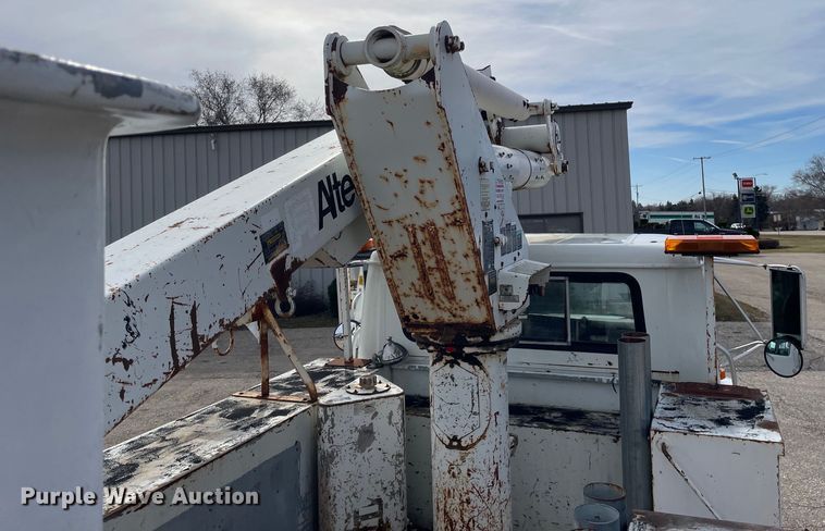 image for item OG9813 2000 International 4700 bucket truck