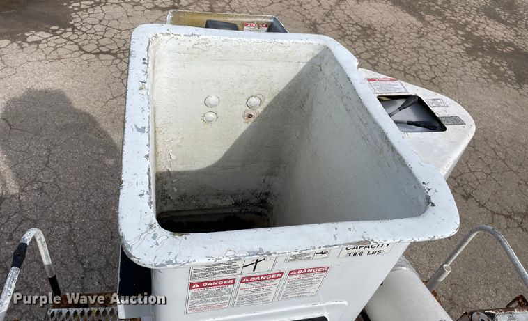 image for item OG9813 2000 International 4700 bucket truck