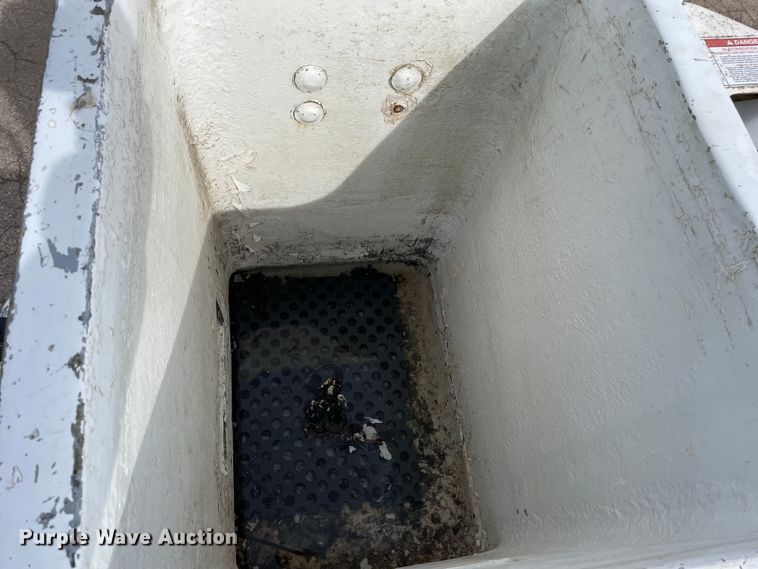 image for item OG9813 2000 International 4700 bucket truck