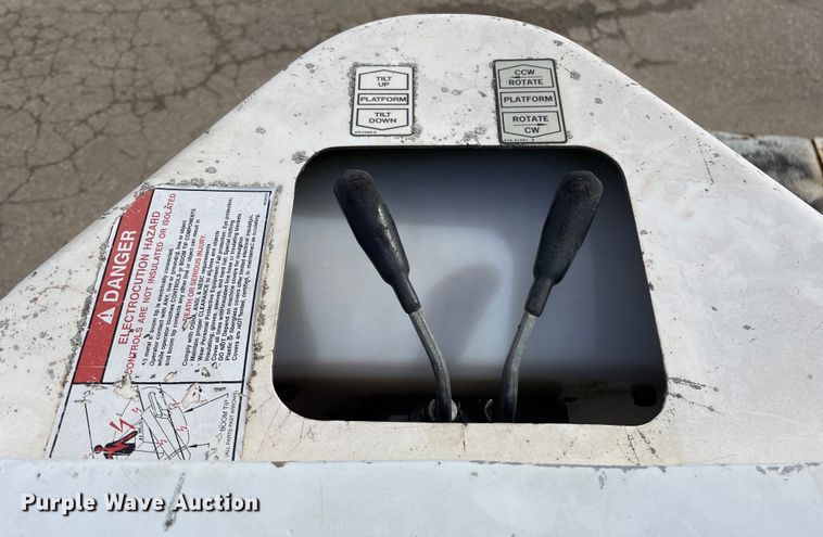 image for item OG9813 2000 International 4700 bucket truck