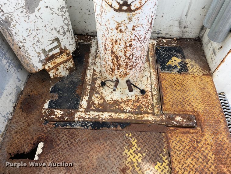 image for item OG9813 2000 International 4700 bucket truck