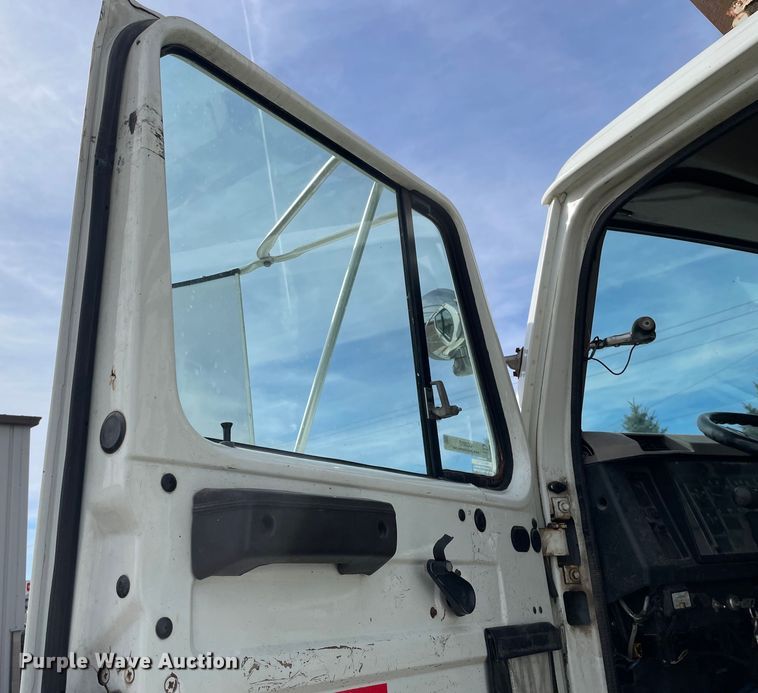 image for item OG9813 2000 International 4700 bucket truck