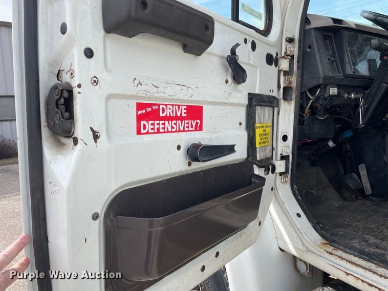 image for item OG9813 2000 International 4700 bucket truck