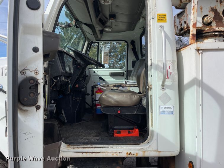 image for item OG9813 2000 International 4700 bucket truck