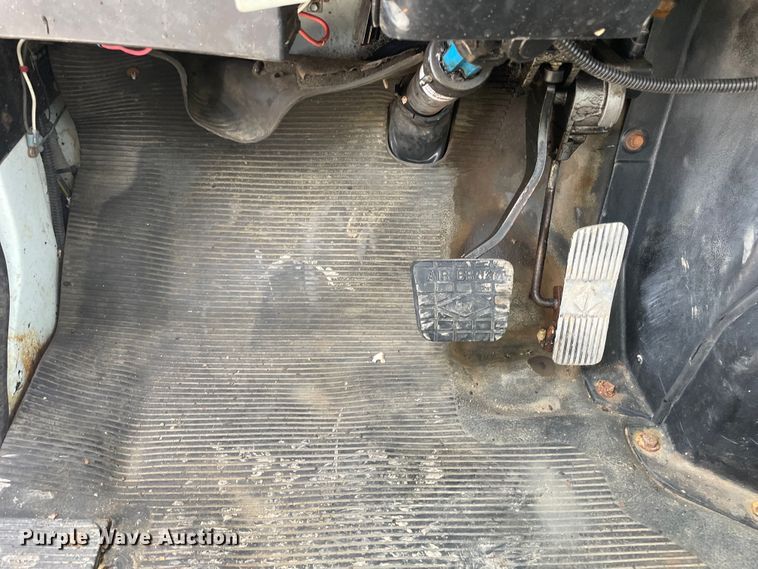 image for item OG9813 2000 International 4700 bucket truck