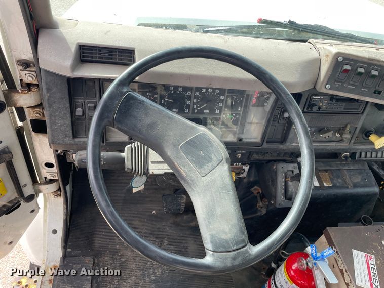 image for item OG9813 2000 International 4700 bucket truck