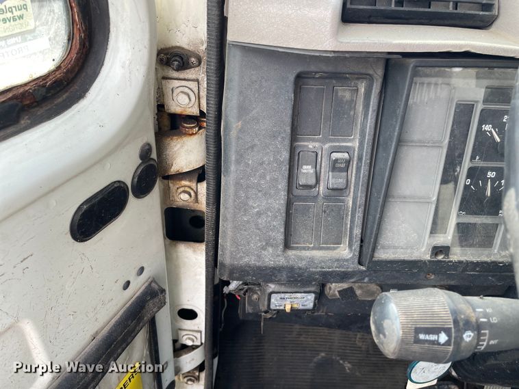 image for item OG9813 2000 International 4700 bucket truck