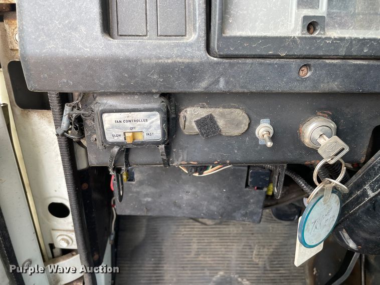 image for item OG9813 2000 International 4700 bucket truck